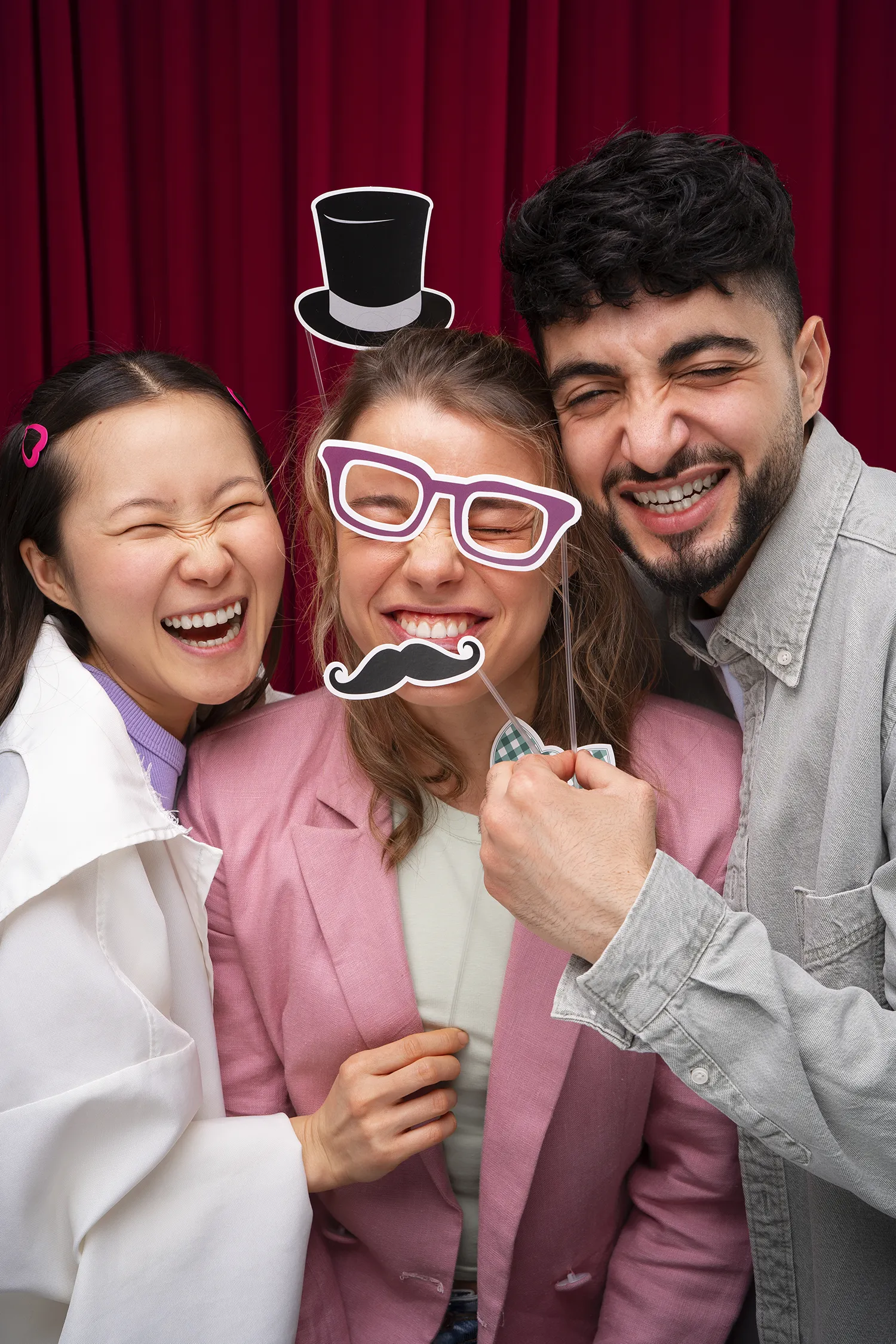 medium-shot-friends-posing-photo-booth